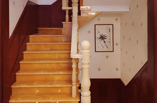 长沙中式别墅室内汉白玉石楼梯的定制安装装饰效果
